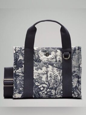 Lululemon Boxy Mini Tote 4.5 L Bag Sketch Toile Turtledove Navy/Obsidian RARE